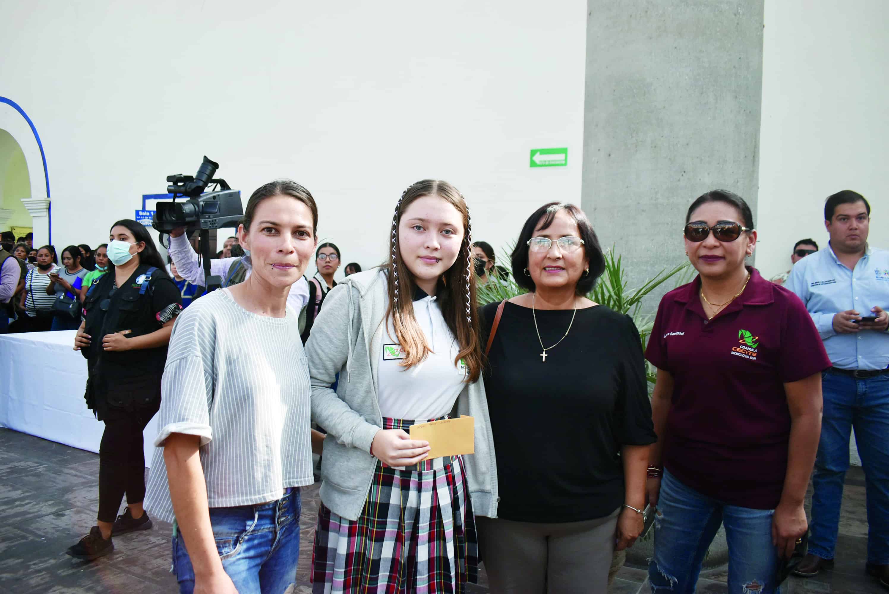 Beca Gutiérrez a 700 estudiantes