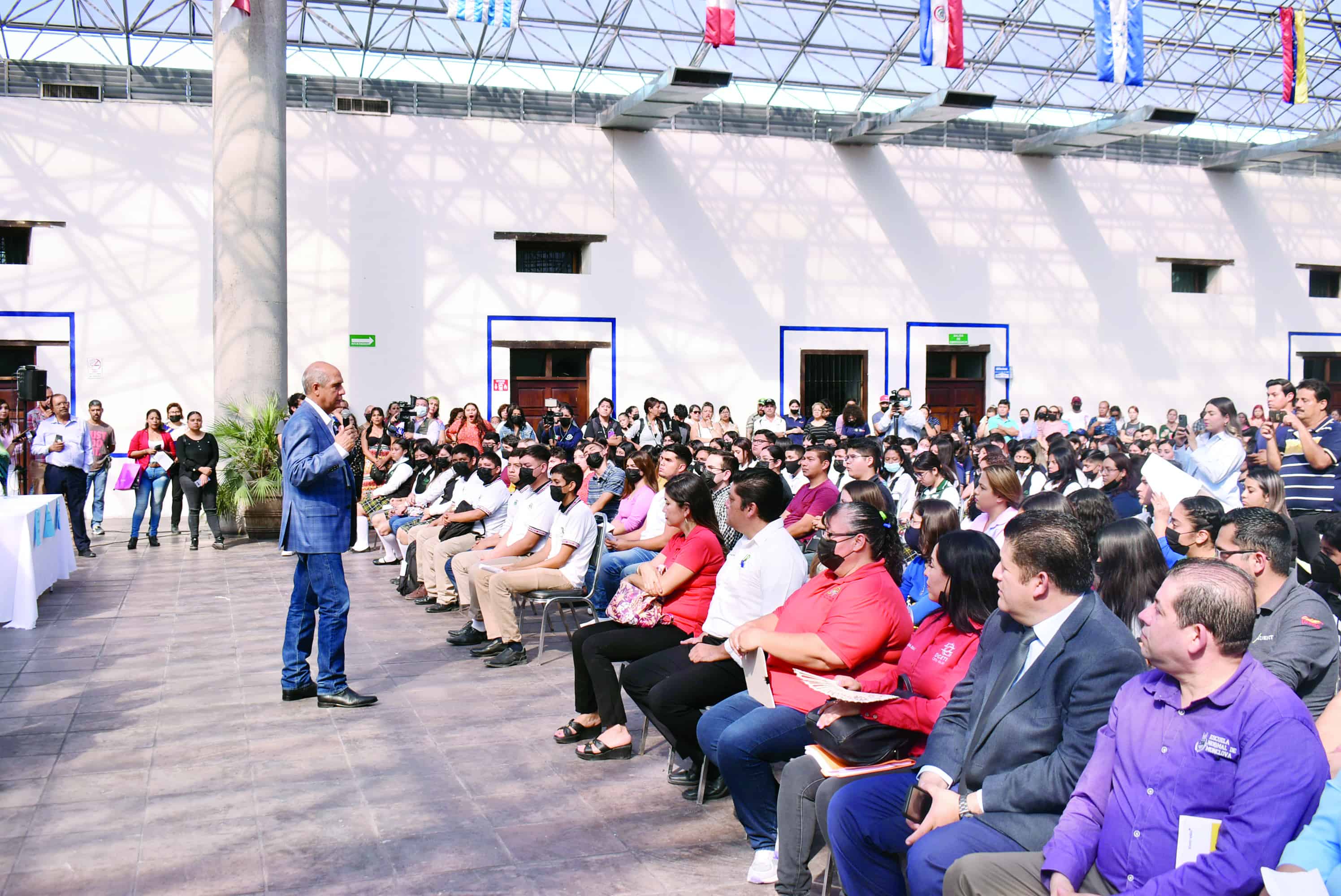 Beca Gutiérrez a 700 estudiantes