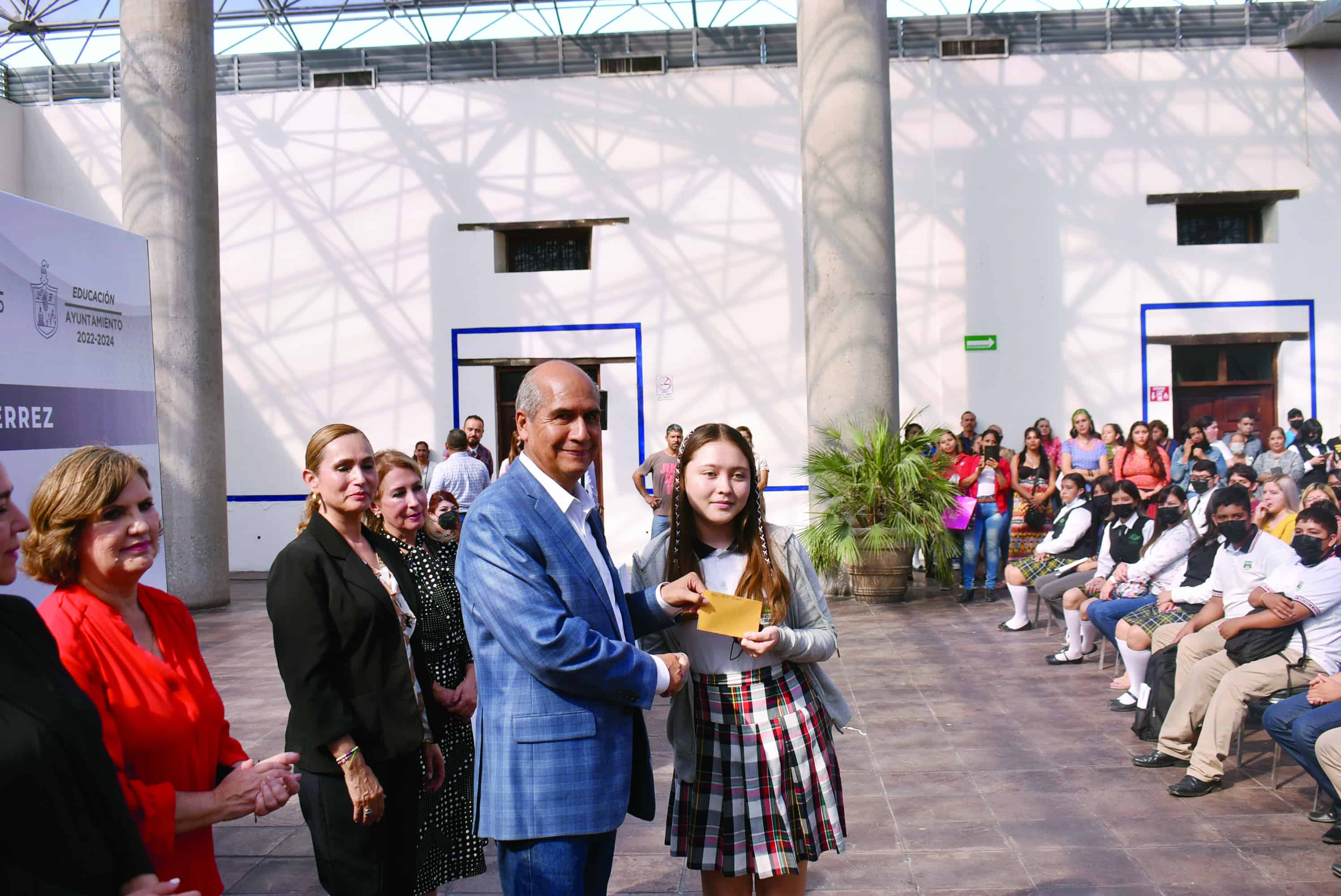 Beca Gutiérrez a 700 estudiantes