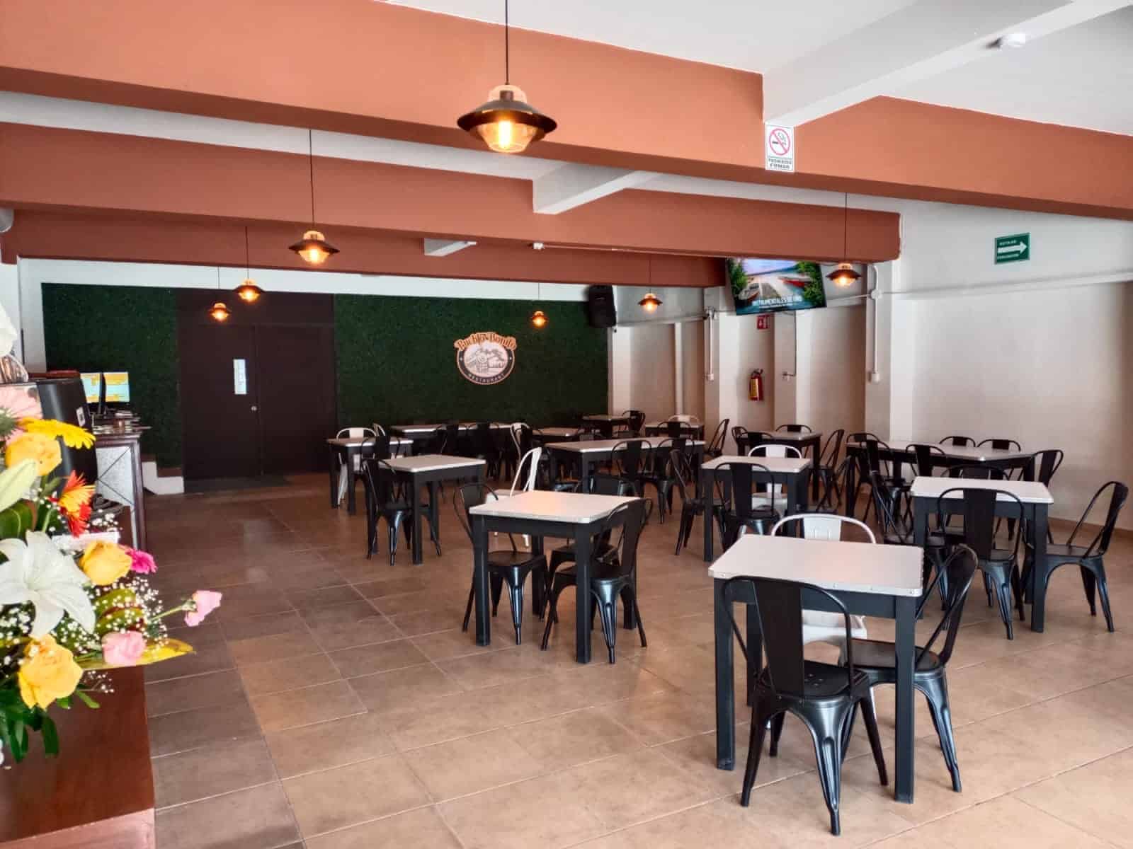 Una plaza comercial que incluye un nuevo restaurante abrió sus puertas durante el fin de semana.