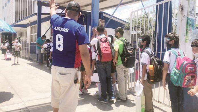 Cierran primaria por fuga de aguas negras