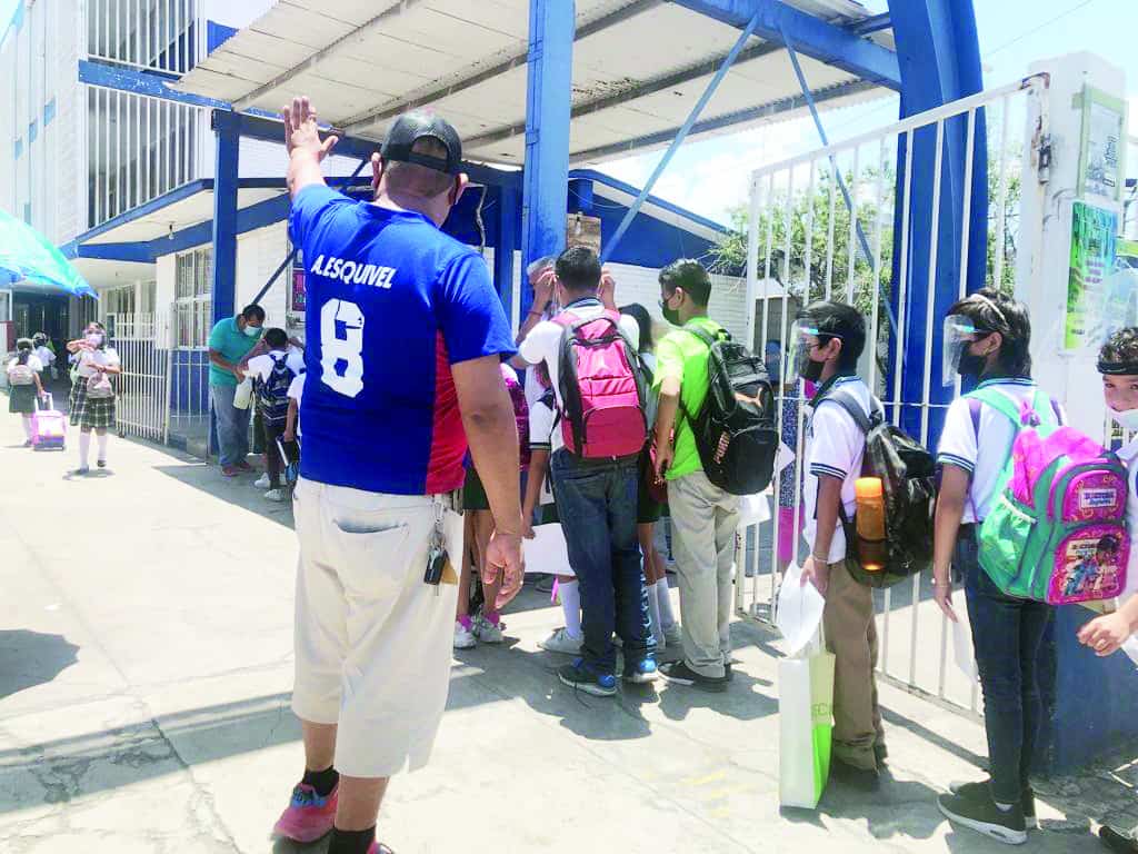 Cierran primaria por fuga de aguas negras