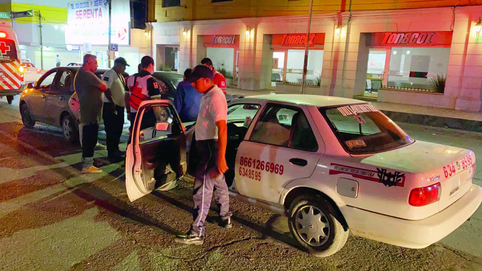 Lo agarra a batazos y lo prensa taxista 