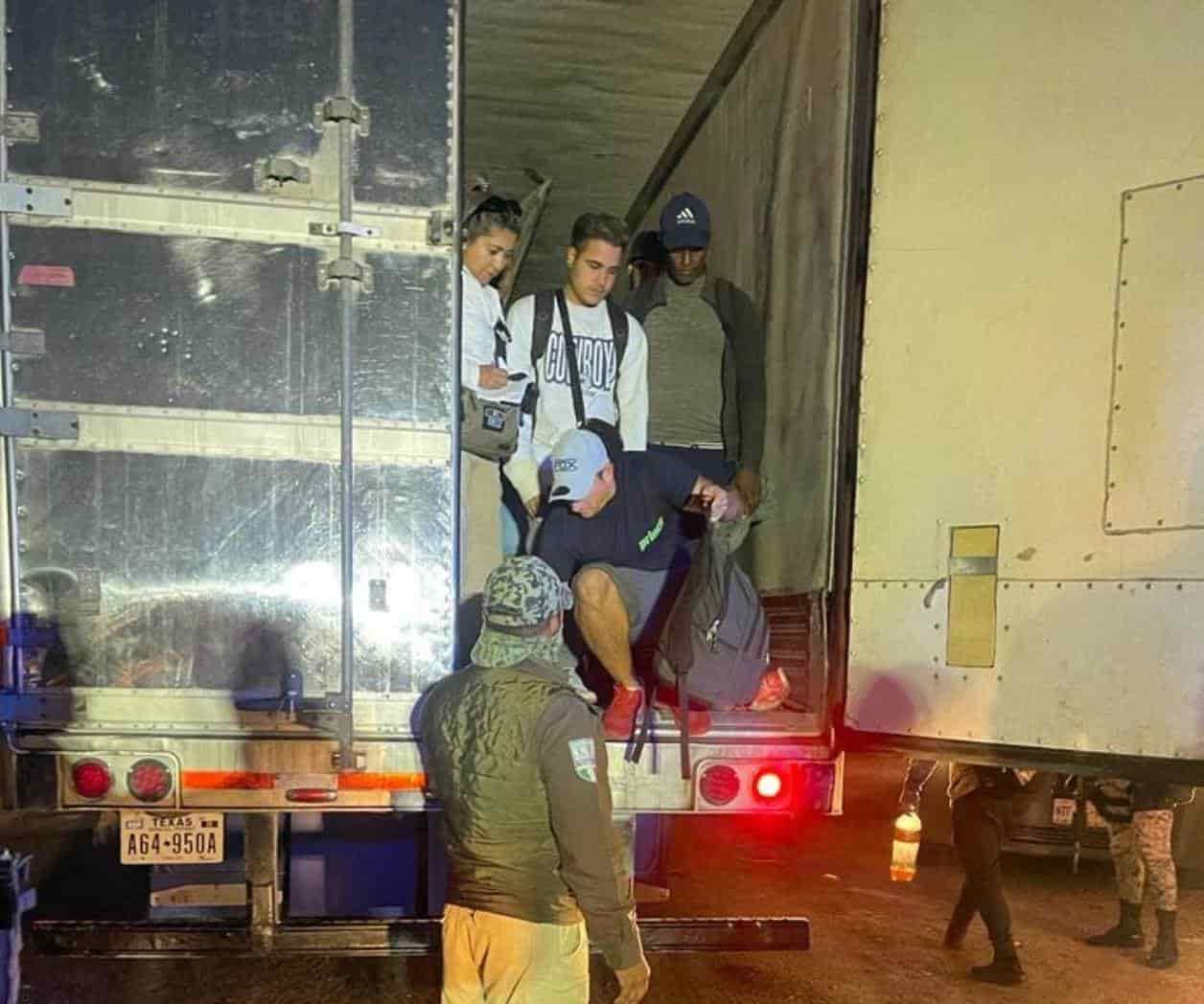 Viajaban 124 migrantes en caja de tráiler
