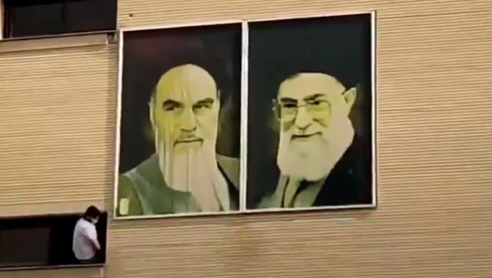 Estudiantes arrancan los retratos de los líderes supremos de Irán