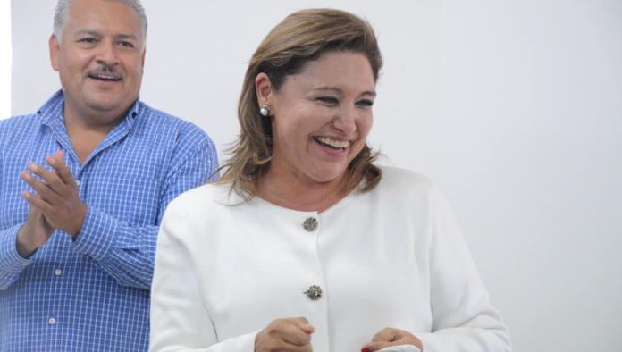 Convive Diana Haro con adultos mayores
