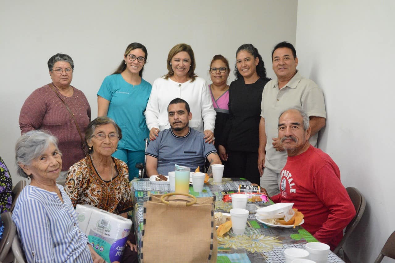 Convive Diana Haro con adultos mayores
