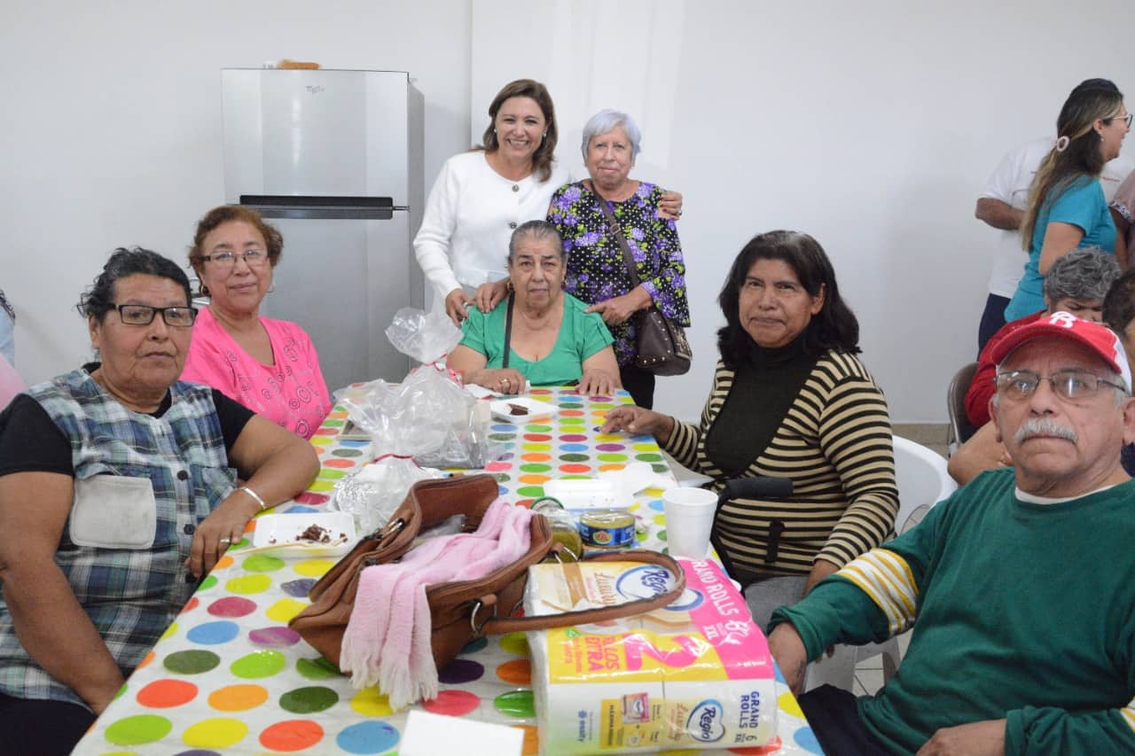 Convive Diana Haro con adultos mayores