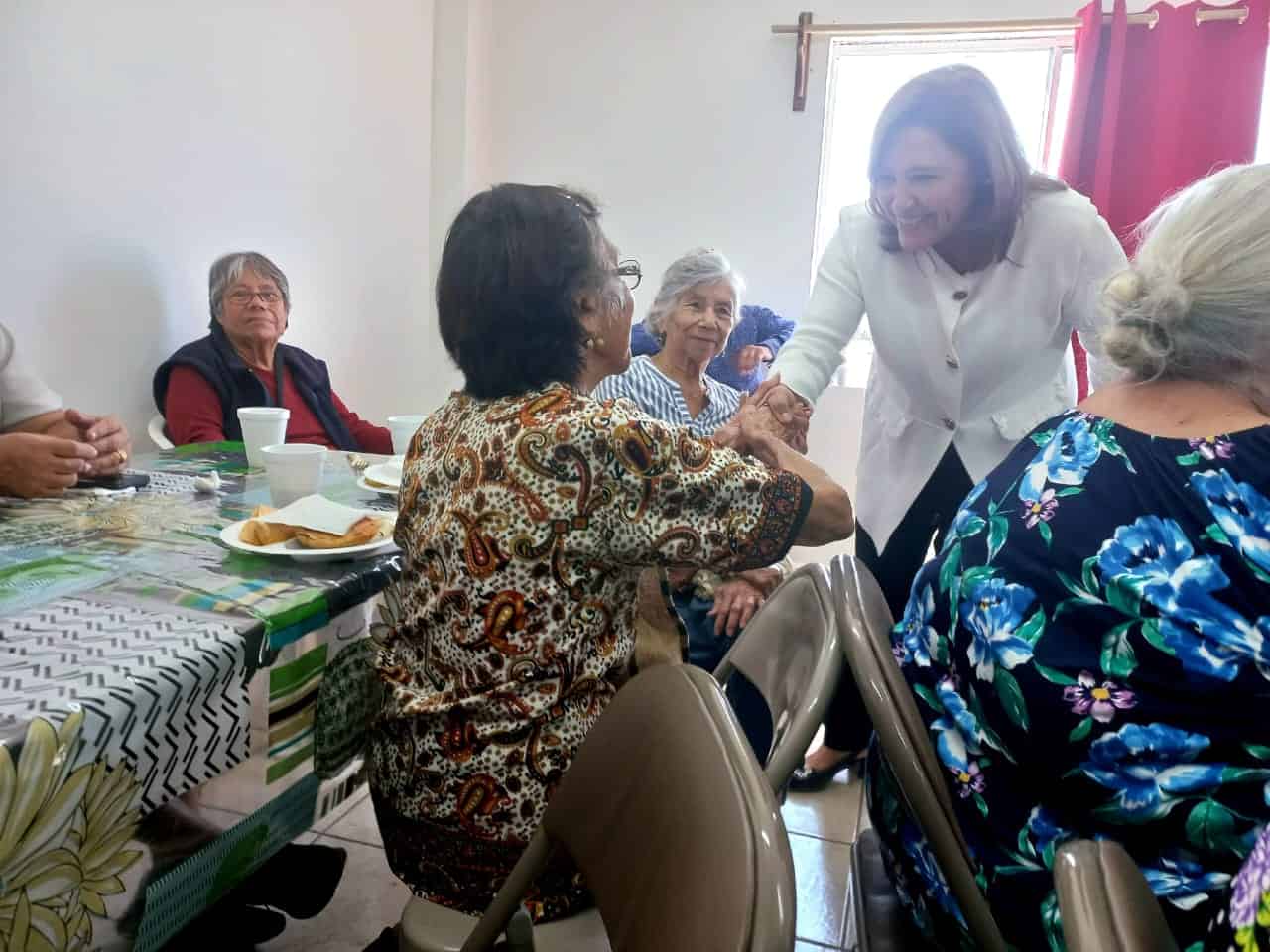 Convive Diana Haro con adultos mayores