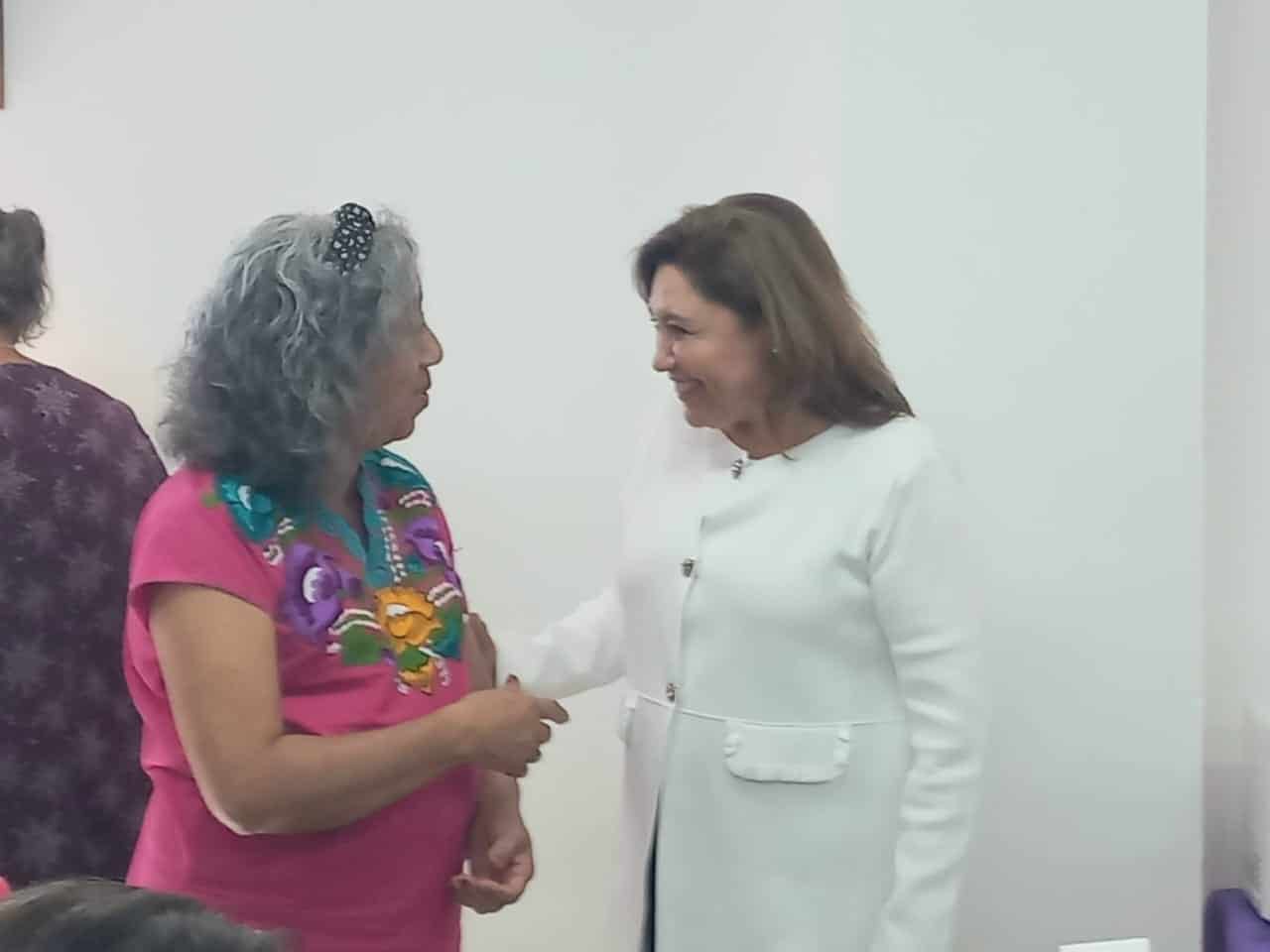 Convive Diana Haro con adultos mayores