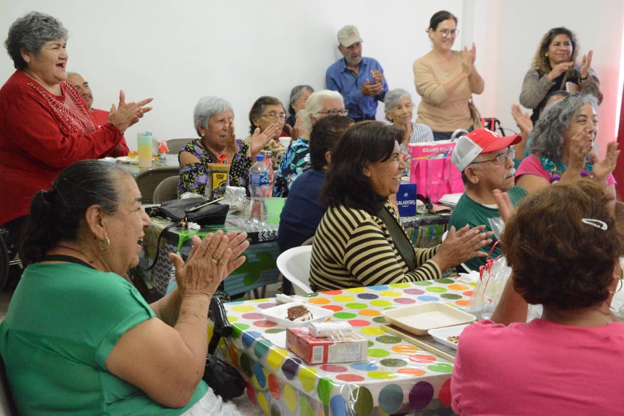 Convive Diana Haro con adultos mayores