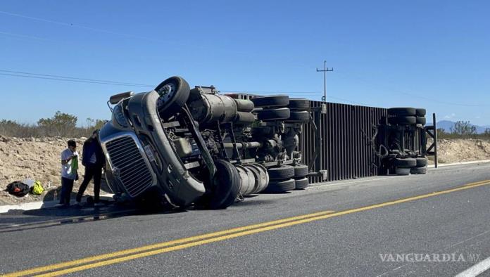 Vuelca tráiler en carretera Saltillo-Monclova