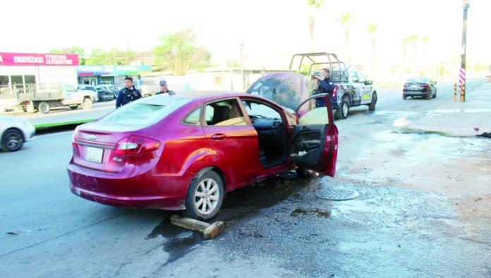 Se quema auto en el Juárez
