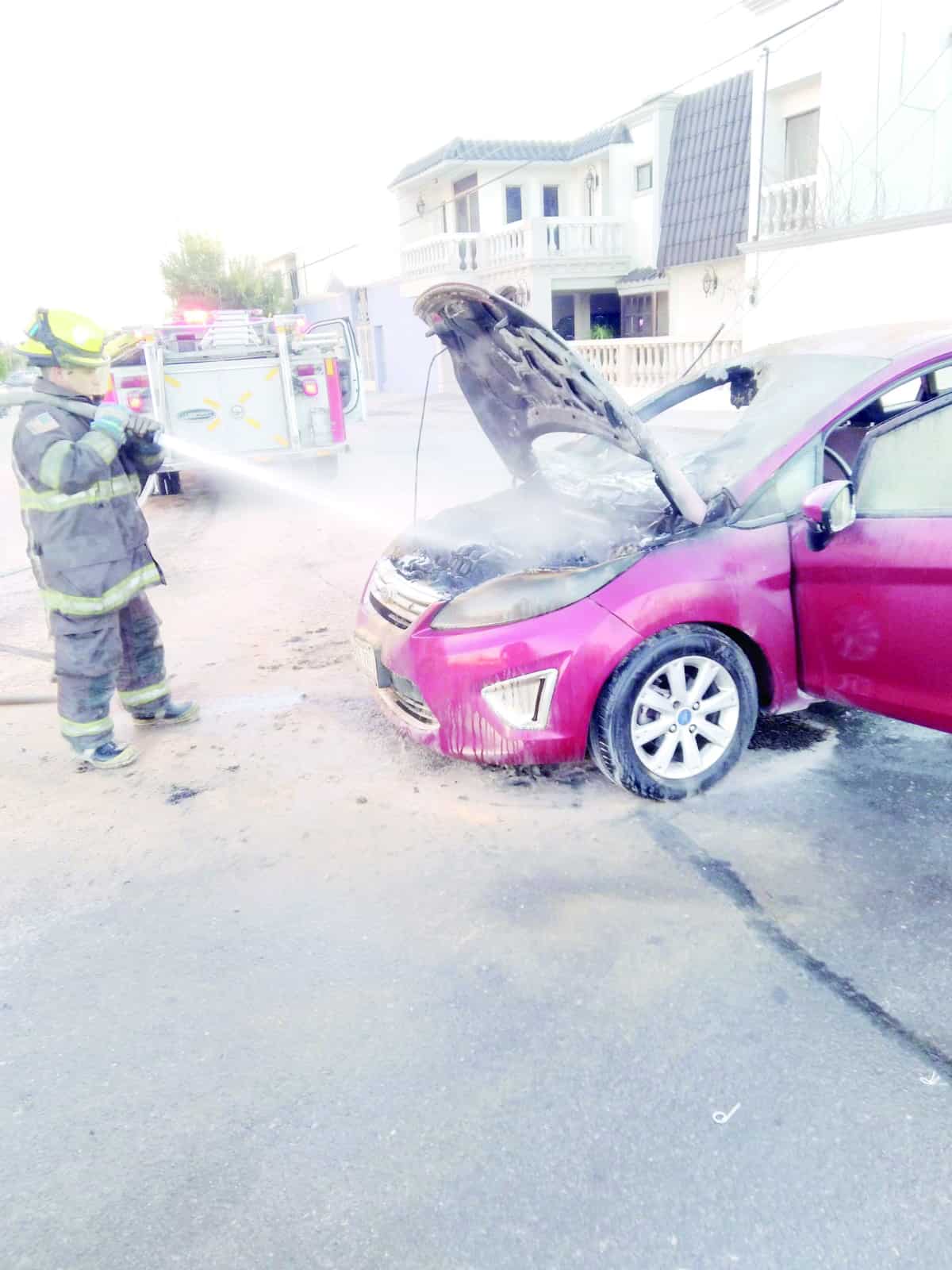 Se quema auto en el Juárez