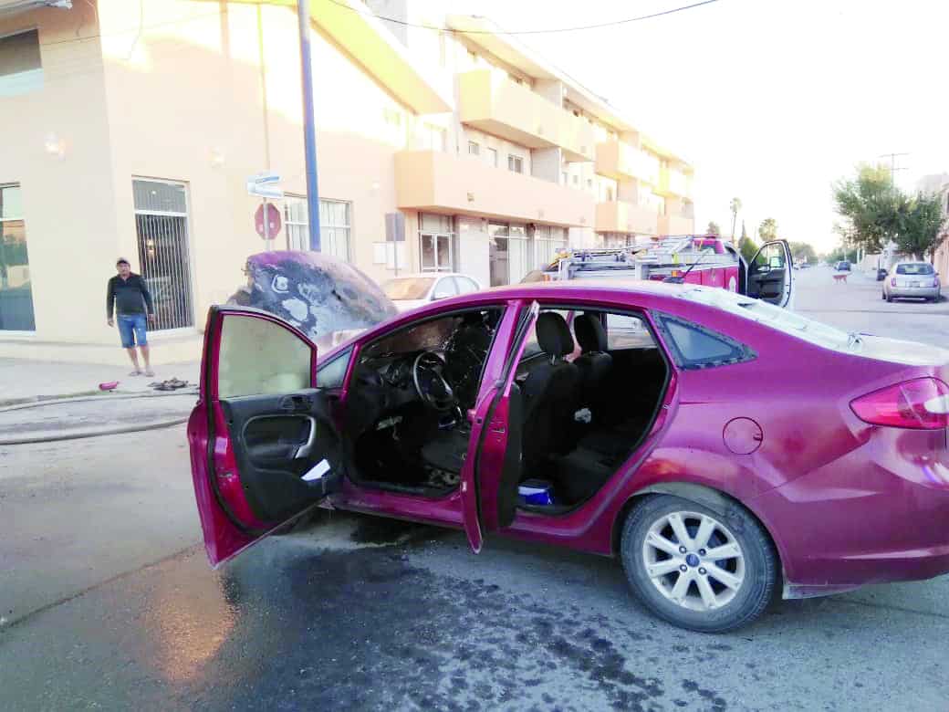 Se quema auto en el Juárez