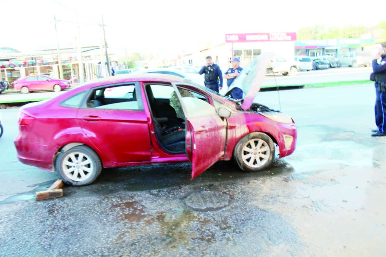 Se quema auto en el Juárez