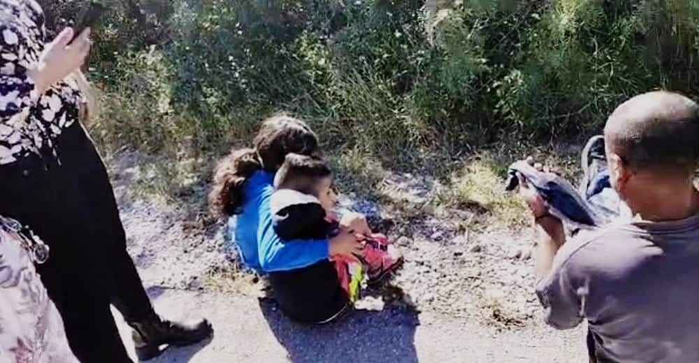Vuelcan y menor queda prensado