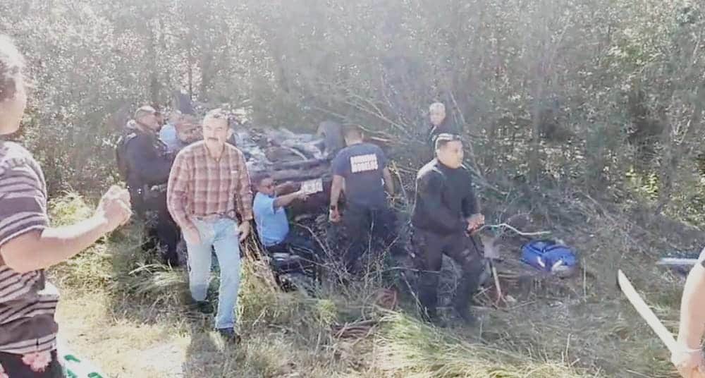 Vuelcan y menor queda prensado