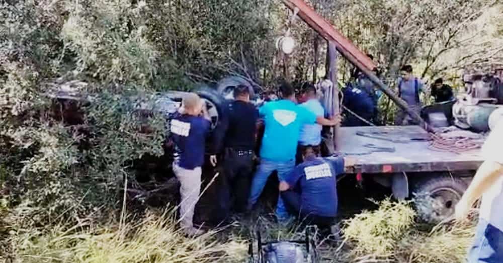 Vuelcan y menor queda prensado