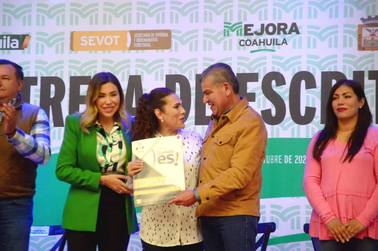 MARS entregó 158 escrituras en este municipio y expresó su apoyo a la alcaldesa de Múzquiz.