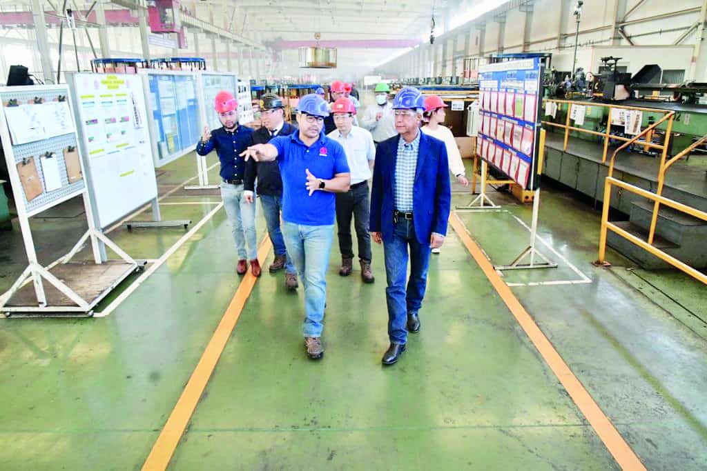 El alcalde, Mario Dávila y el presidente de Golden Dragon,  recorrieron las instalaciones de la empresa.