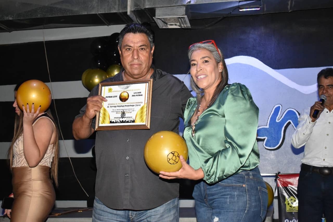 Reconocimientos a ex estrellas del futbol de antaño