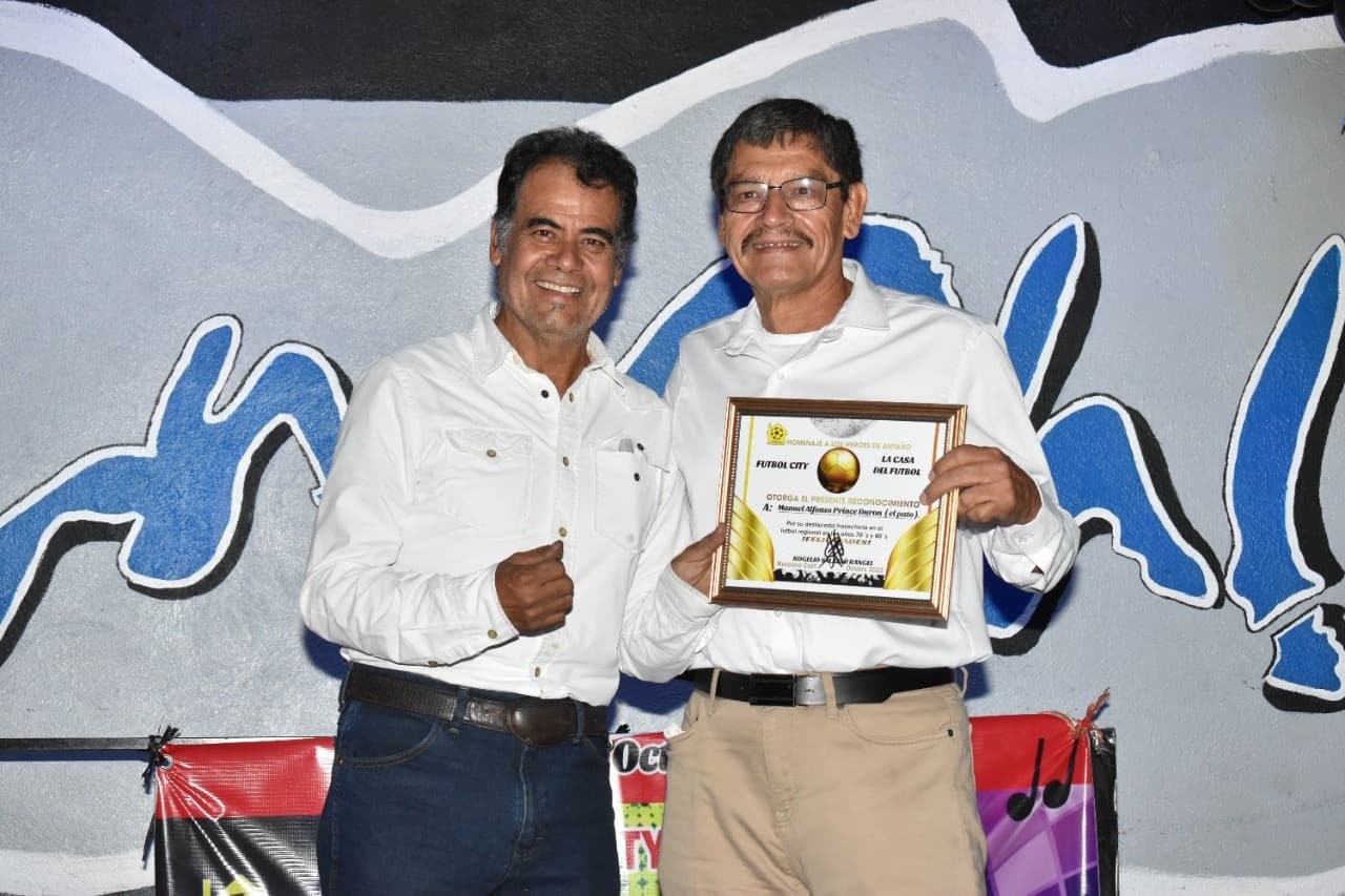 Reconocimientos a ex estrellas del futbol de antaño