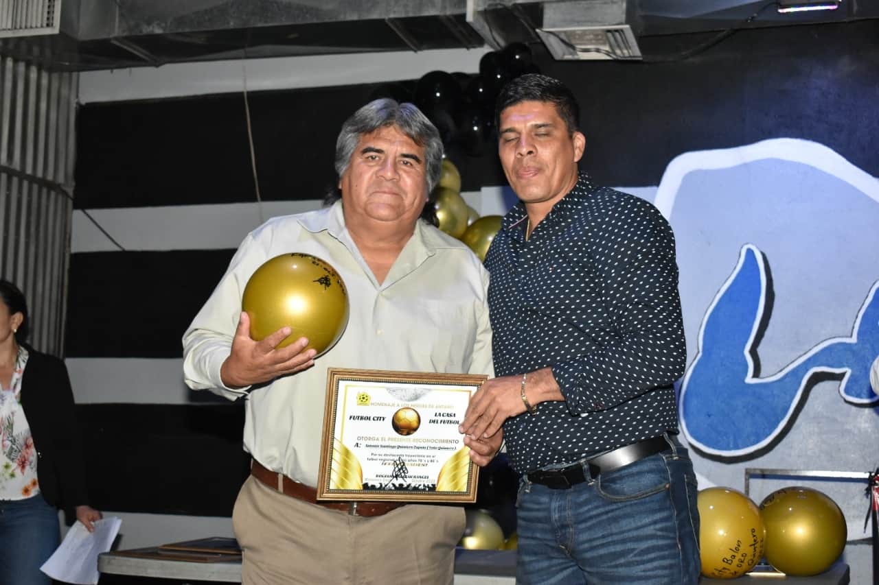 Reconocimientos a ex estrellas del futbol de antaño