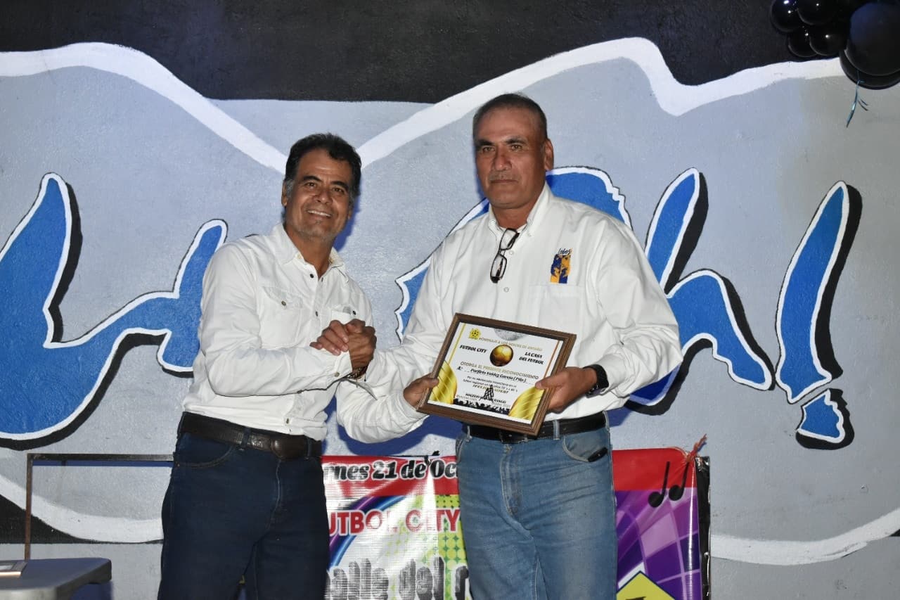 Reconocimientos a ex estrellas del futbol de antaño