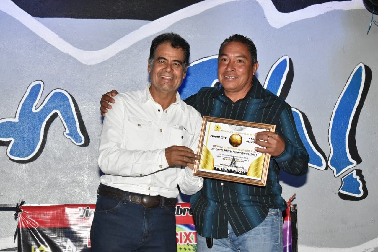 Reconocimientos a ex estrellas del futbol de antaño