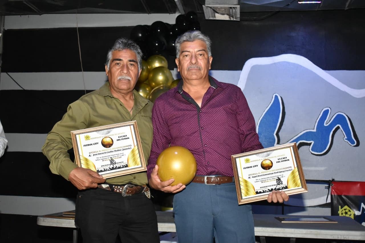 Reconocimientos a ex estrellas del futbol de antaño