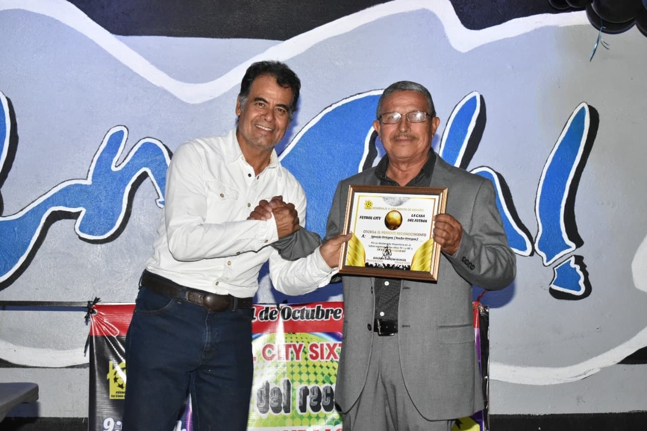 Reconocimientos a ex estrellas del futbol de antaño