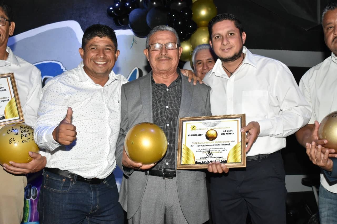 Reconocimientos a ex estrellas del futbol de antaño