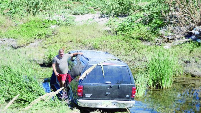 Se va pal’ río con todo y troca
