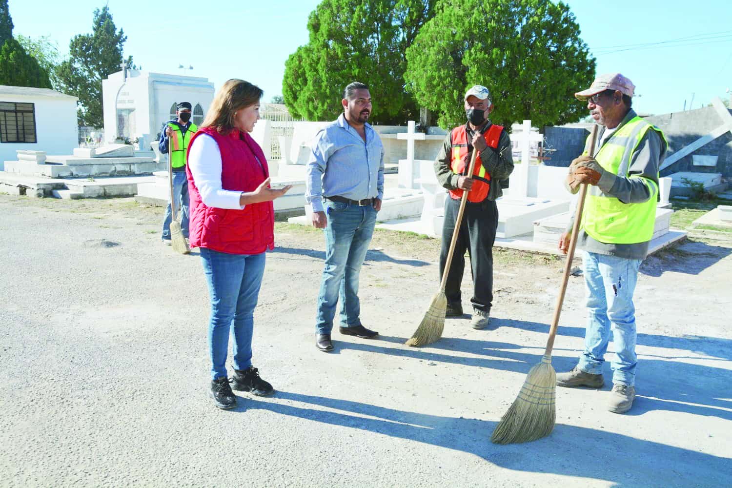 Alista Sabinas los panteones