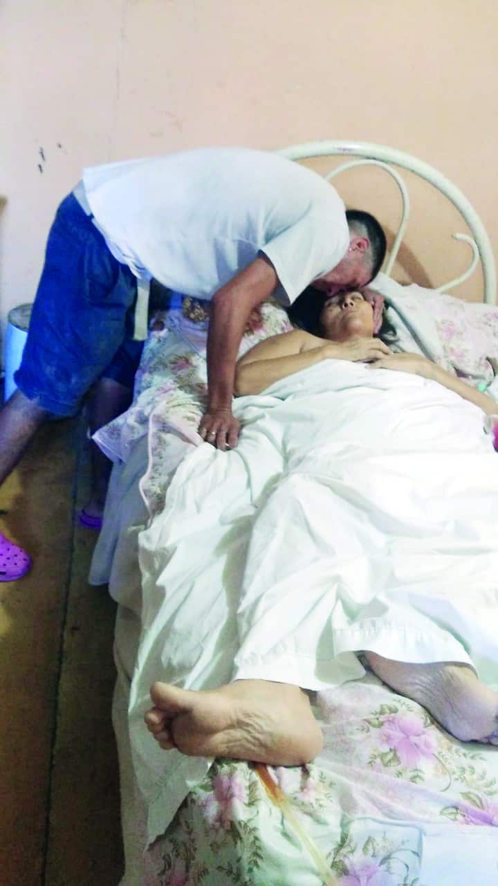 por fin José Julián se reunió con su madre, quien está muy grave por un cáncer terminal que la aqueja.