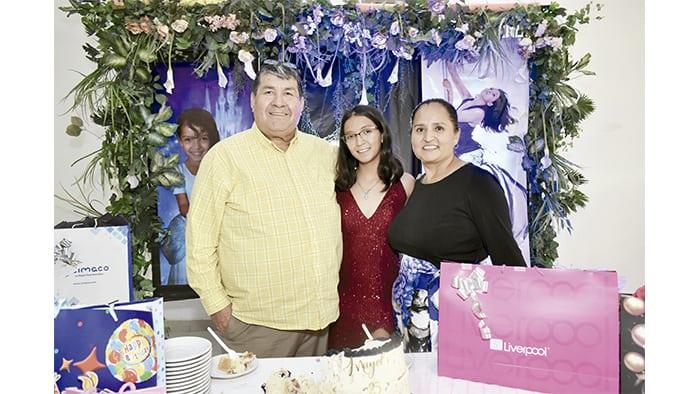 Mayela pre celebra sus XV años