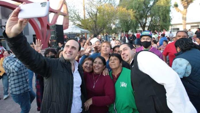 Entrega Manolo apoyos en Ramos 