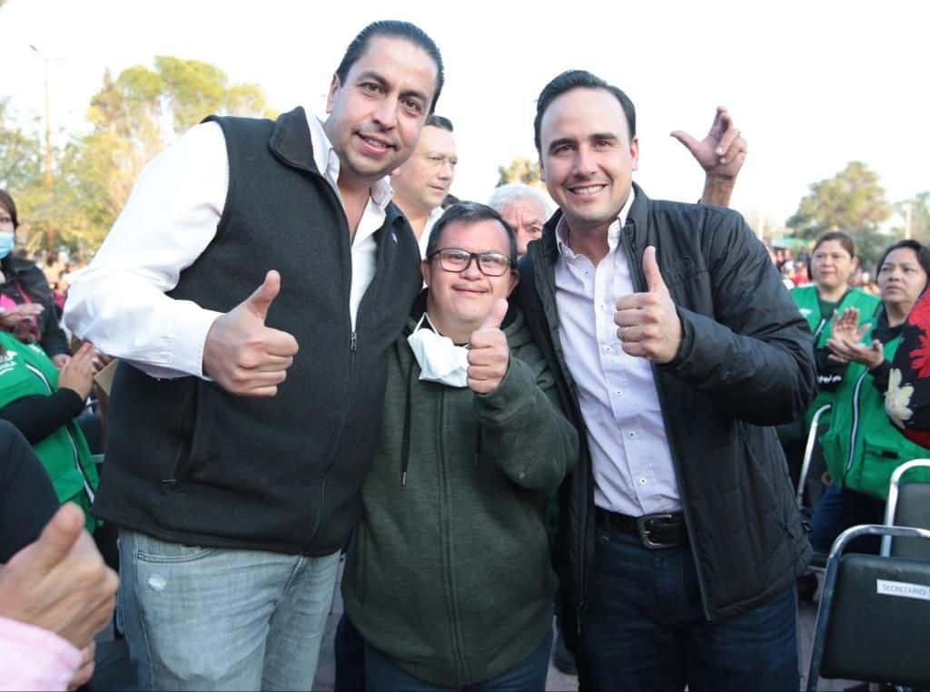 Entrega Manolo apoyos en Ramos 