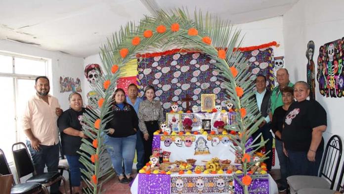 Realizan tradicional altar en comedor comunitario 
