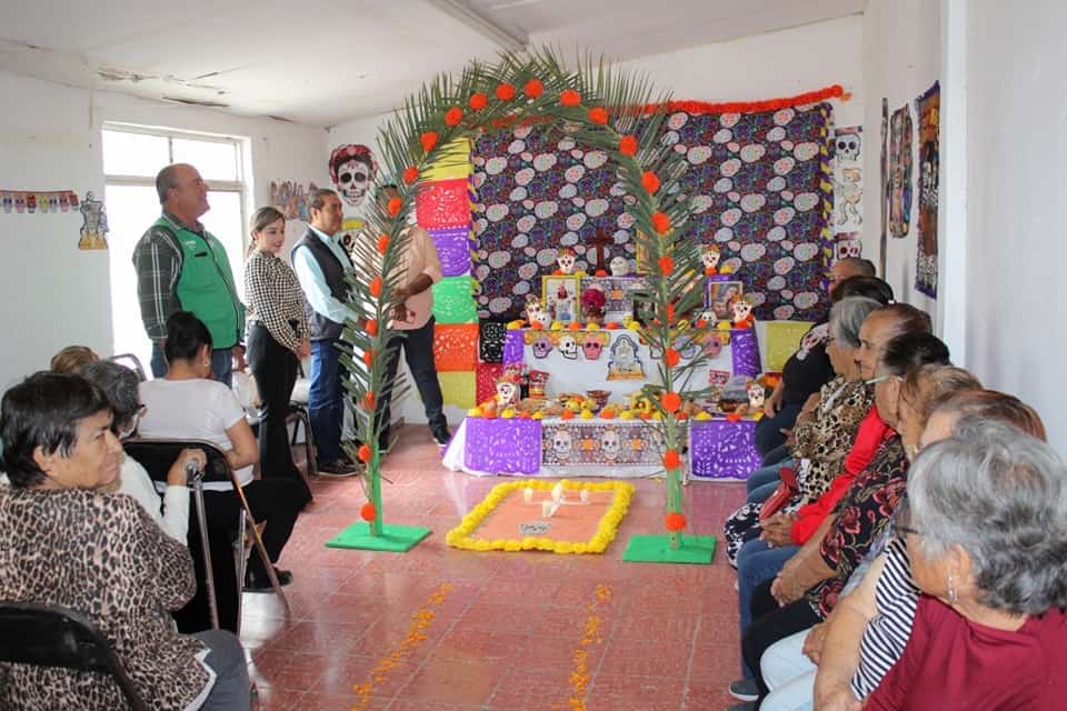 Realizan tradicional altar en comedor comunitario 