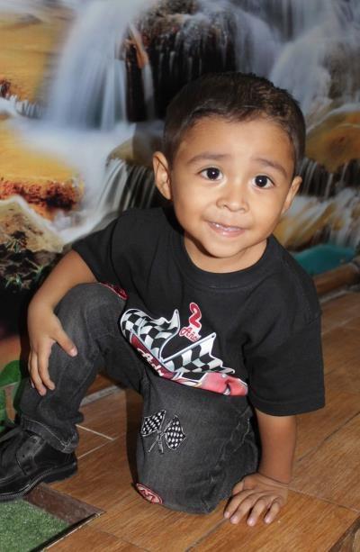 Adrián apaga 2 velitas