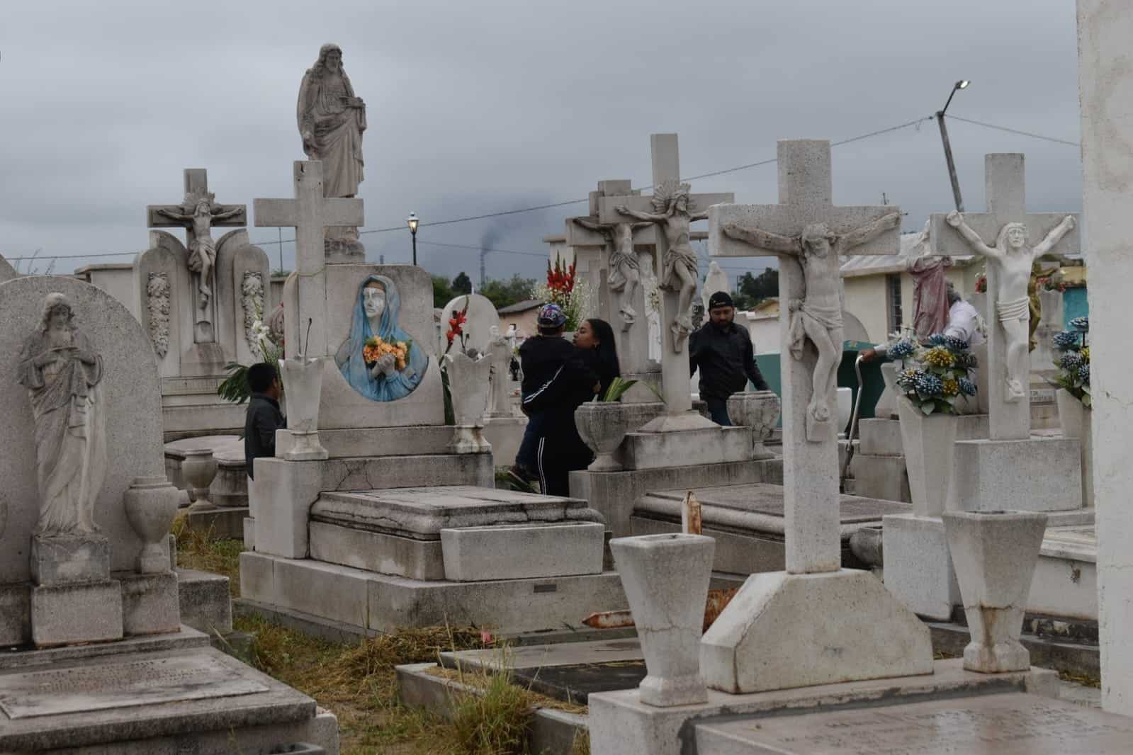 Visitaron panteón 15 mil personas
