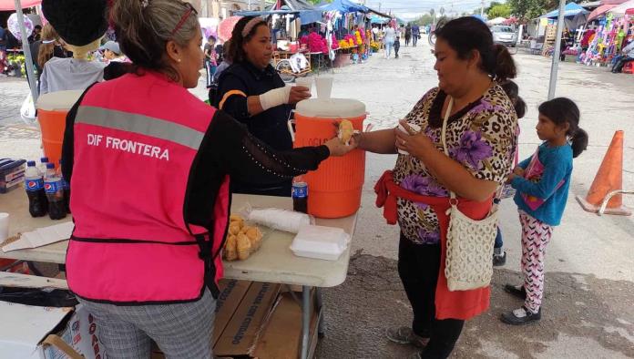 Pan de muerto y café en panteón