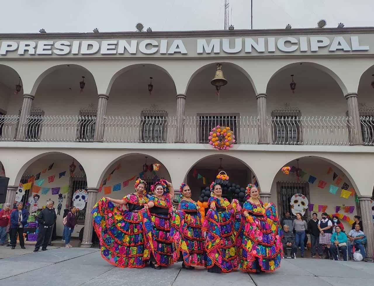 Premian a ganadores de Altares y Murales