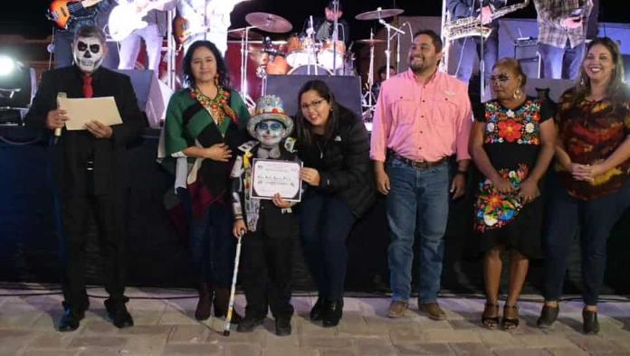 Compiten catrinas y catrines vivientes 