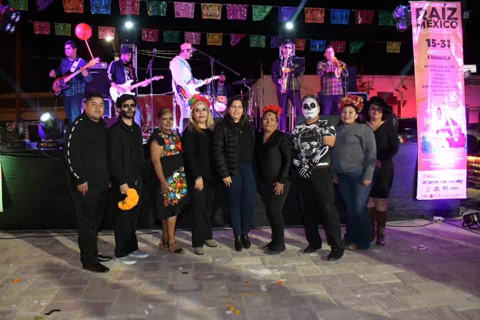 Compiten catrinas y catrines vivientes 
