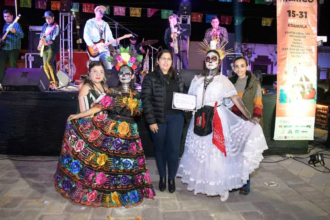 Compiten catrinas y catrines vivientes 