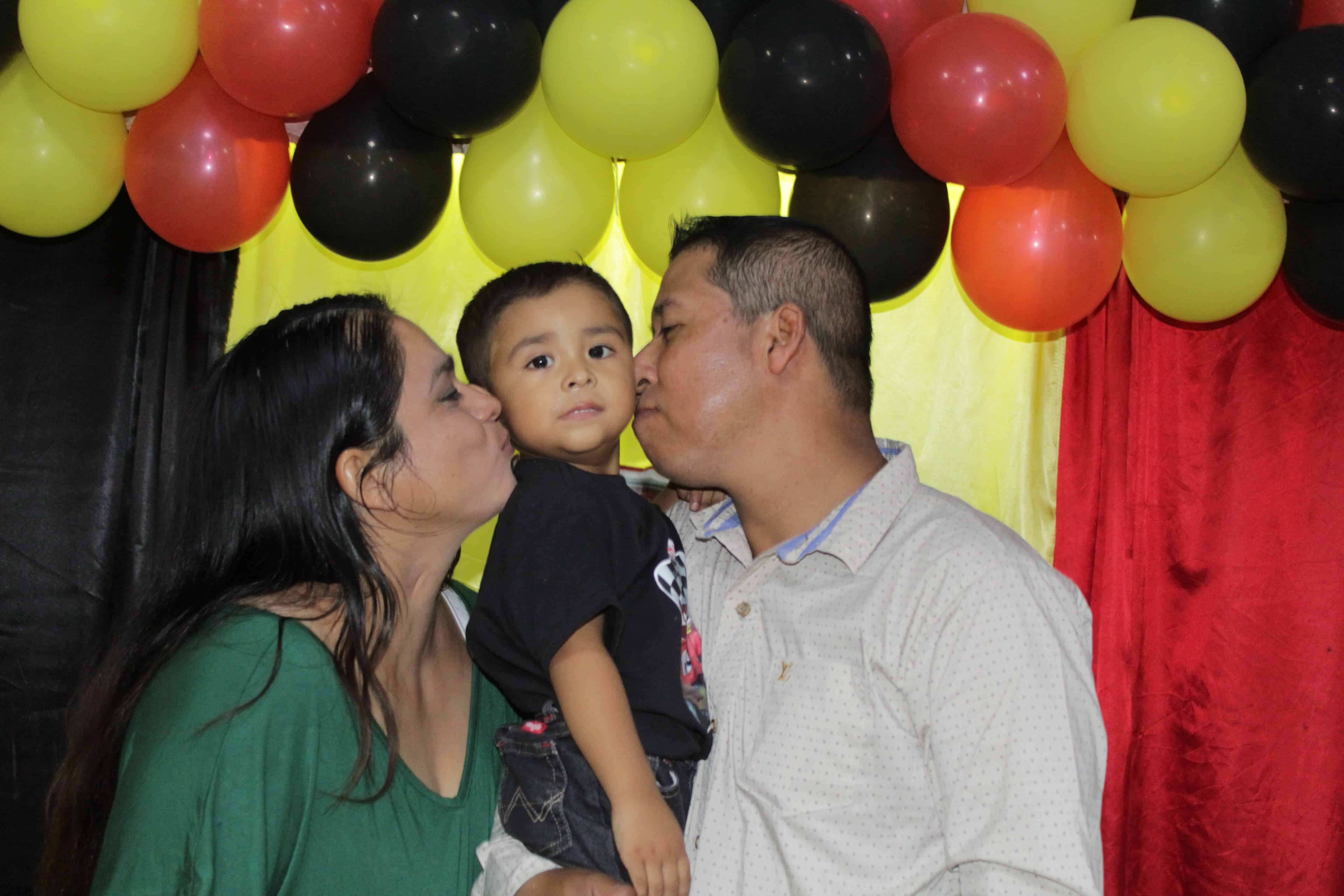Adrián apaga 2 velitas