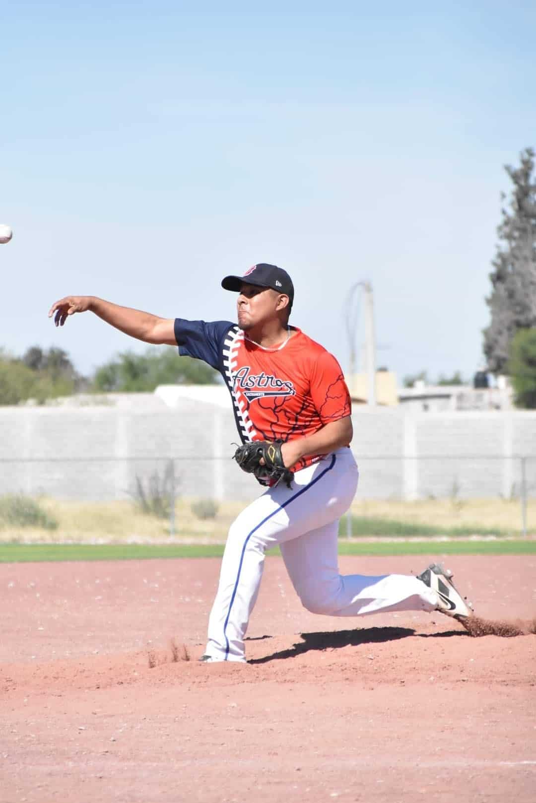 Astros de Sacramento divide con Gallos